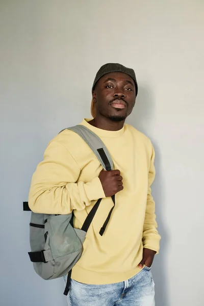 Porträt Eines Ernst Nehmenden Gut Aussehenden Schwarzen Studenten Gelbem Sweatshirt — Stockfoto