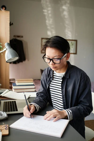 Poważny Młody Azjata Okularach Siedzi Przy Biurku Laptopem Planuje Harmonogram — Zdjęcie stockowe