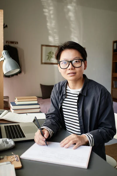 Retrato Contenido Inteligente Asiático Estudiante Gafas Camisa Sentado Mesa Con —  Fotos de Stock