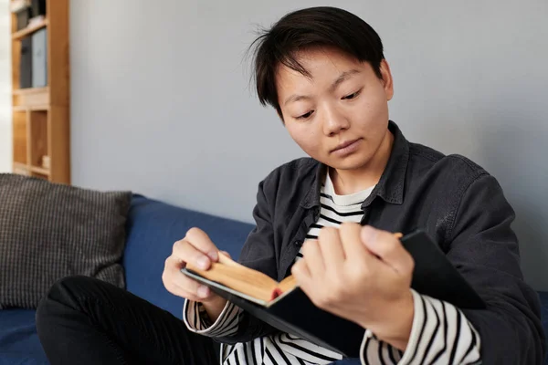 Nieuwsgierige Jonge Aziatische Man Gestript Shirt Zittend Bank Boek Lezen — Stockfoto