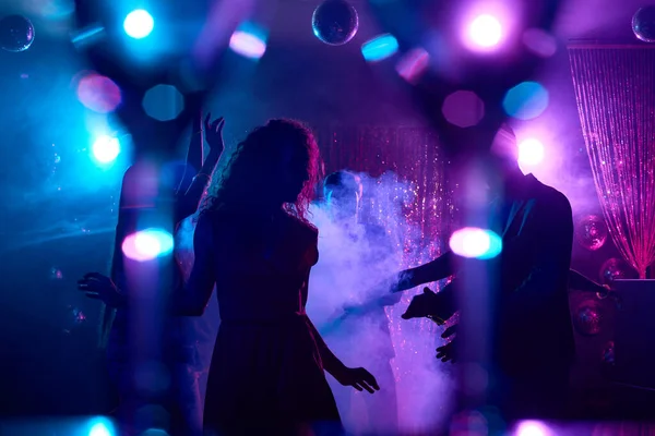 Jóvenes Bailando Humo Disfrutando Vida Nocturna — Foto de Stock