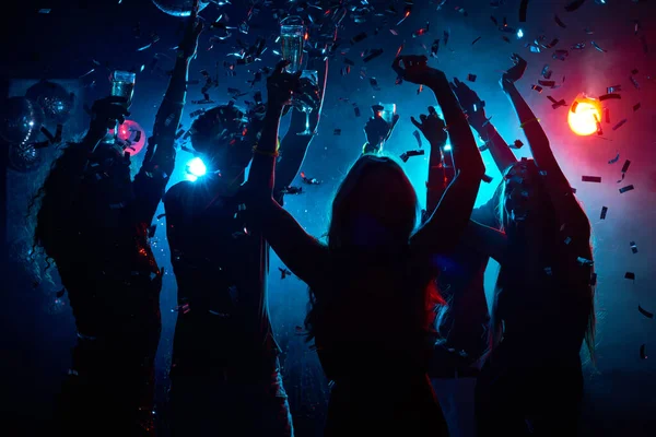 Silhouette Young People Raised Flutes Having Fun Clubbing — Stock Photo, Image
