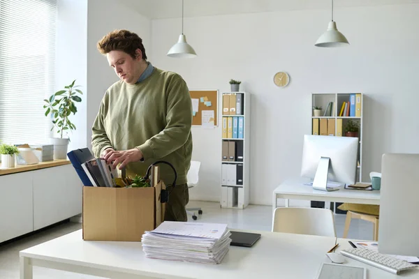 Young Office Worker Standing His Workplace Packing His Things Box — Stock Photo, Image
