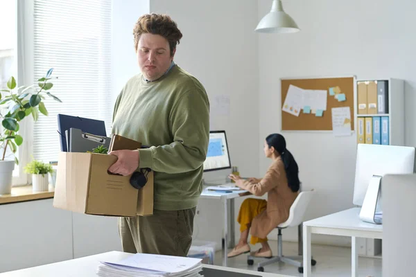 Young Businessman Box Office Stuff Leaving Office Layoff — Stock Photo, Image