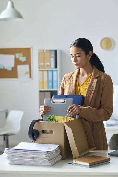 Young Businesswoman Standing Her Workplace Office Packing Her Things Box — Stock Photo, Image