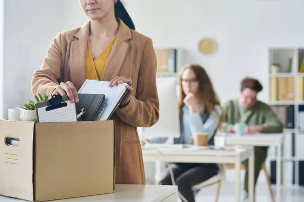 Young Businesswoman Packing Her Things Cardboard Box Office Her Layoff — Stock Photo, Image