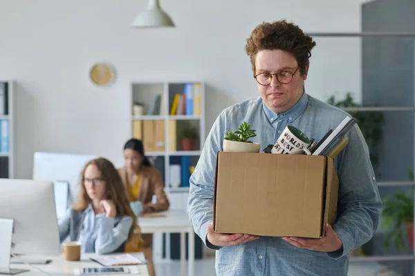 Jovem Empresário Perturbado Segurando Caixa Com Suas Coisas Sendo Demitido — Fotografia de Stock