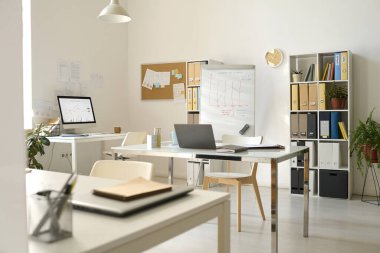 Sunum için bilgisayarları ve tablosu olan modern ofis