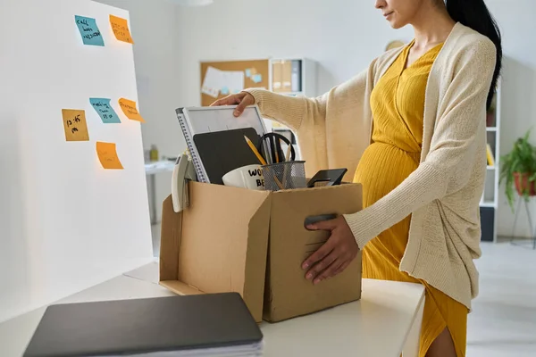 Ung Gravid Forretningskvinne Som Pakker Tingene Sine Eske Hun Drar – stockfoto