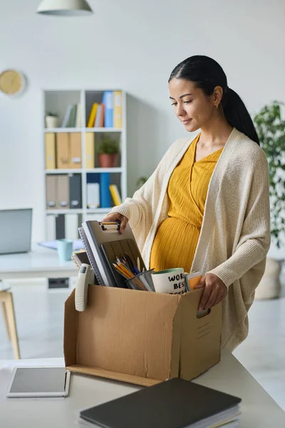 Pregnant Businesswoman Going Maternity Leave She Standing Her Workplace Packing — Stock Photo, Image