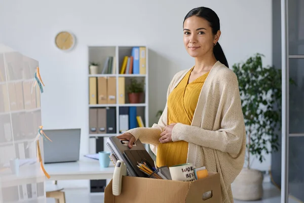 Portrait Young Pregnant Businesswoman Looking Camera While Packing Her Things — Stock Photo, Image