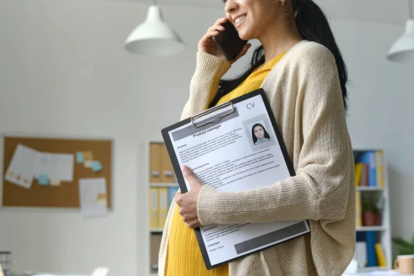 Uśmiechnięta Bizneswoman Ciąży Rozmawiająca Przez Telefon Komórkowy Biurze Szuka Zastępstwa — Zdjęcie stockowe
