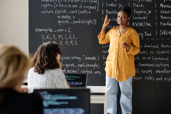 Professor Contra Quadro Negro Ensinando Lição Para Alunos Sala Aula — Fotografia de Stock