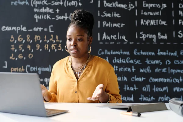 Insegnante Afroamericano Seduto Tavola Classe Con Lezione Online Con Studente — Foto Stock
