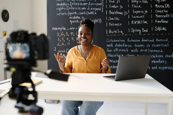 Insegnante Afroamericana Seduta Tavola Davanti Alla Telecamera Registrare Suo Blog — Foto Stock