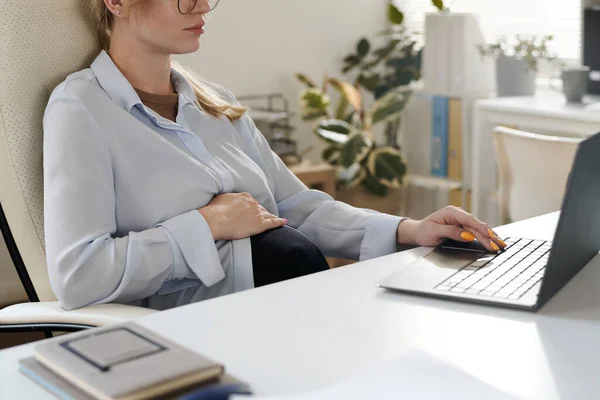 Junge Schwangere Frau Arbeitet Laptop Während Sie Ihrem Arbeitsplatz Büro — Stockfoto