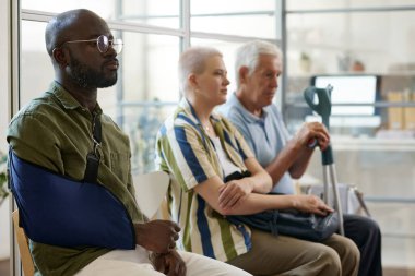 Bir grup insan sıraya girip danışmalarını bekliyor.