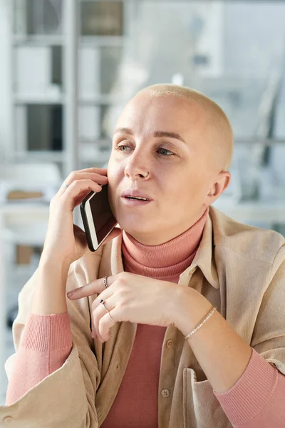自信を持って若い白人ビジネスマン 現代オフィスで携帯電話で話すハゲヘアスタイル — ストック写真