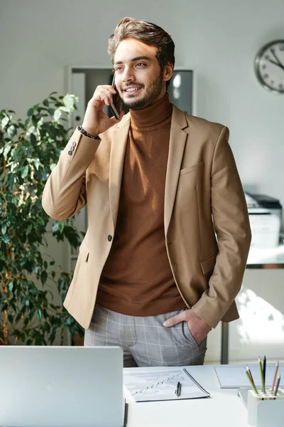 Χαμογελώντας Επιτυχημένος Νεαρός Εβραίος Επιχειρηματίας Κομψό Ντύσιμο Στέκεται Στο Τραπέζι — Φωτογραφία Αρχείου