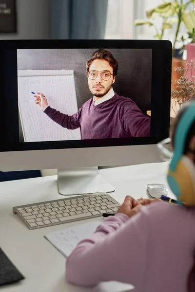 Сосредоточьтесь Компьютерном Мониторе Молодым Учителем Ближнего Востока Указывающим Доску Девочкой — стоковое фото