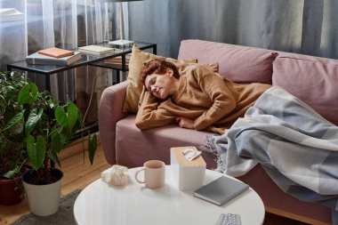 Kafkas kadının çay içtikten sonra kanepede uyuduğu yatay yüksek açı görüntüsü.