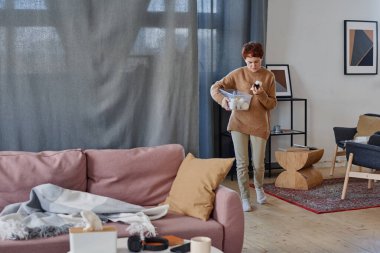 Yetişkin, beyaz bir kadının baş ağrısını tedavi etmek için ilk yardım çantası taşıdığı bir sahne.