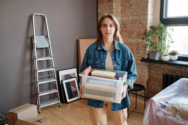Genç Beyaz Bir Kadının Yatay Portresi Elinde Plastik Bir Kutuyla — Stok fotoğraf