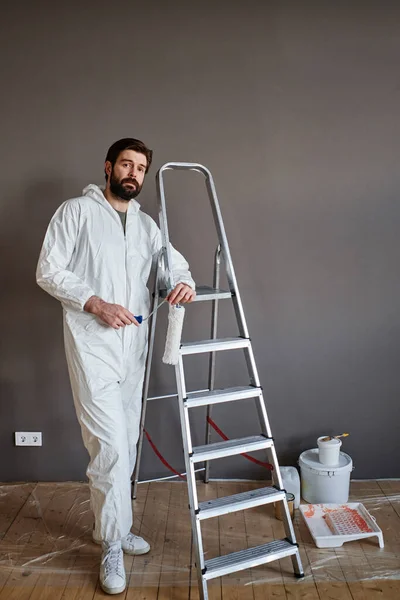 Vertical Shot Caucasian Man Wearing Protective Outfit Doing Renovating Works — Stock Photo, Image