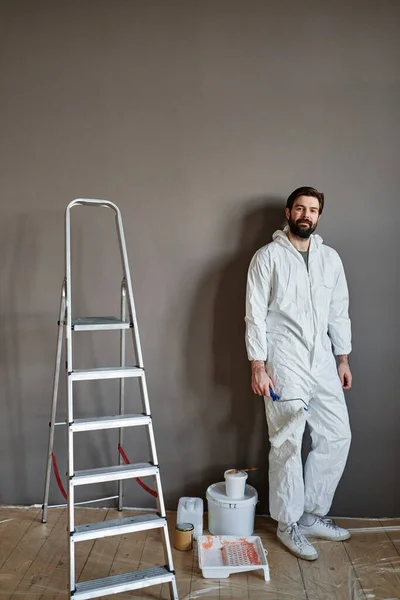 Vertical Shot Handsome Caucasian Man Wearing Protective Outfit Doing Renovating — Stock Photo, Image