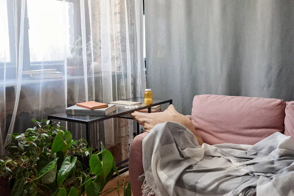 Horizontální Lidé Záběr Podkrovní Obývací Pokoj Interiér Moderním Bytě Pohovkou — Stock fotografie