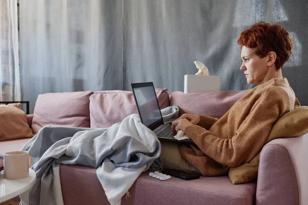 Poziome Ujęcie Dojrzałej Białej Kobiety Cierpiącej Przeziębienie Przebywającej Domu Piszącej — Zdjęcie stockowe