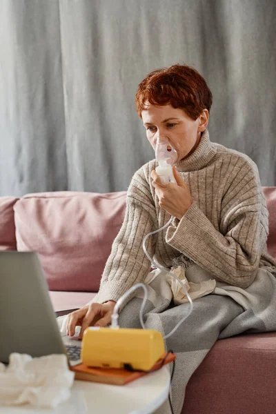 Vertical Shot Mature Woman Suffering Coronavirus Staying Home Sitting Sofa — Stock Photo, Image