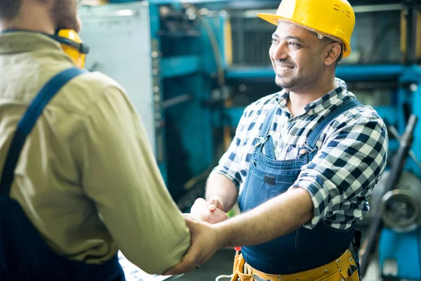 Engenheiro Sorridente Apertando Mãos Com Seu Colega Durante Trabalho Fábrica — Fotografia de Stock