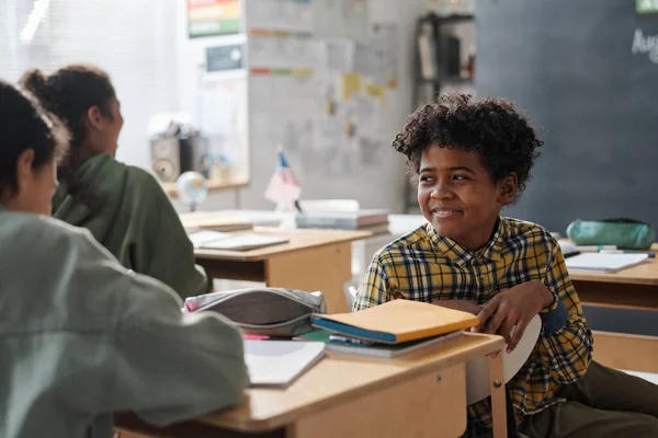 Afroameričtí Školáci Sedí Stolem Mluví Svými Spolužáky Během Lekce Třídě — Stock fotografie