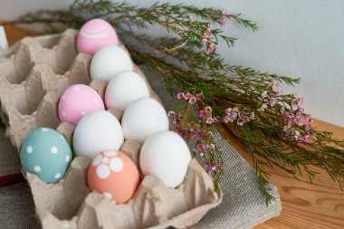 Yumurta kutusu boyalı yumurta dolu.