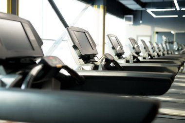 Modern fitness merkezinde koşu egzersizleri için koşu bantları.