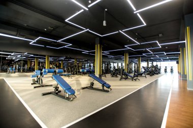 Modern sağlık kulübünde spor ve ağırlık eğitimi için spor malzemeleri.