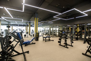 Spor aletleri ve ağırlık çalışması için halterleri olan modern spor salonunun güzel görüntüsü