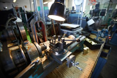 Elektrik lambasının altına yerleştirilen kesme makinesinin araç tutucusunun yakın plan görüntüsü