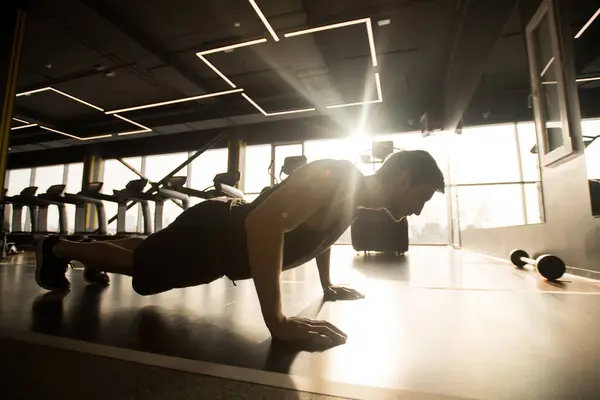 Jovem Fazendo Flexões Como Parte Treinamento Musculação Ginásio — Fotografia de Stock