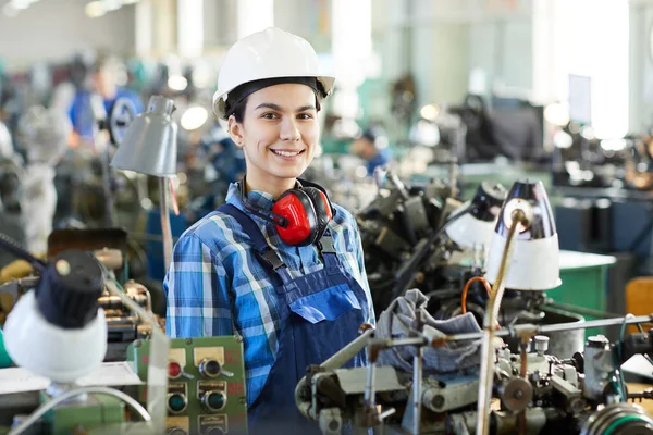 Θετική Αυτοπεποίθηση Ελκυστική Αρσενική Γυναίκα Μηχανικός Σκληρό Καπέλο Στέκεται Στο — Φωτογραφία Αρχείου