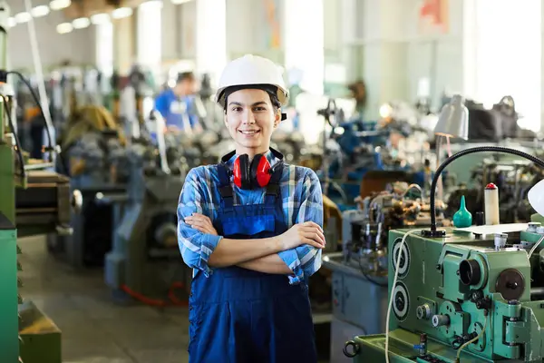 Ευτυχισμένη Ελκυστική Νεαρή Εργάτρια Γενικά Απέναντι Στις Βιομηχανικές Μηχανές Και — Φωτογραφία Αρχείου