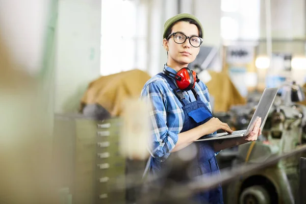 Σοβαρή Αυτοπεποίθηση Γυναίκα Βιομηχανικός Εργαζόμενος Γυαλιά Χρησιμοποιώντας Φορητό Υπολογιστή Για — Φωτογραφία Αρχείου