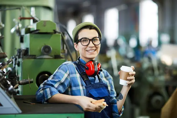 Χαρούμενα Θετικά Hipster Κορίτσι Εργαζόμενος Γυαλιά Και Καπέλο Beanie Ακουμπά — Φωτογραφία Αρχείου