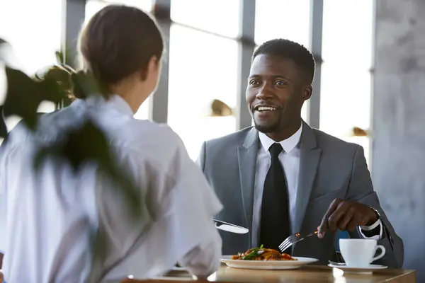 Aufgeregter Junger Schwarzer Mann Festlichem Anzug Sitzt Tisch Und Isst — Stockfoto