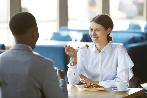 Lustige Attraktive Junge Geschäftsfrau Weißer Bluse Sitzt Tisch Und Isst — Stockfoto