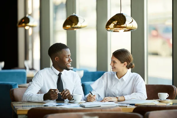 Fröhliche Geschäftstüchtige Junge Multiethnische Geschäftskollegen Weißen Hemden Sitzen Einem Modernen — Stockfoto
