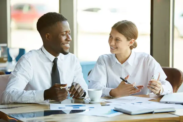 Positive Junge Multiethnische Unternehmensanalysten Sitzen Mit Papieren Tisch Und Arbeiten — Stockfoto