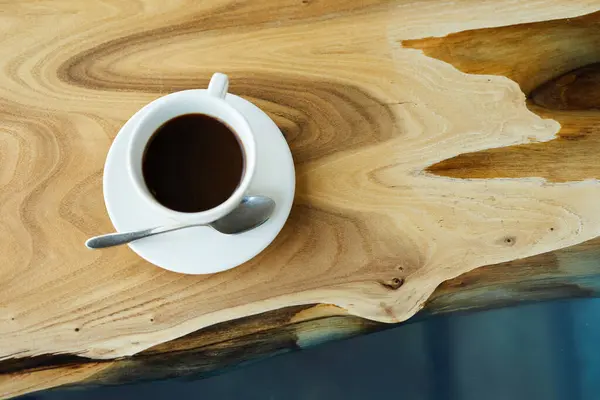 Bezpośrednio Nad Widokiem Czarnej Kawy Filiżance Małym Talerzu Srebrną Łyżeczką — Zdjęcie stockowe