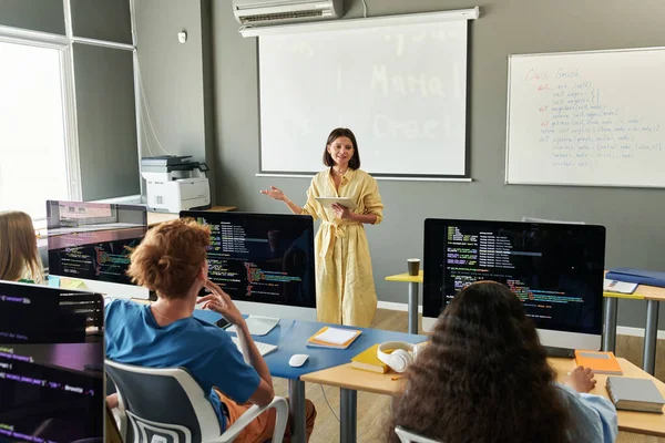 Profesor Explicando Material Los Estudiantes Durante Clase Aula —  Fotos de Stock